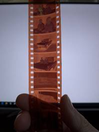 鏡に映った姿を撮影している人

低い精度で自動的に生成された説明