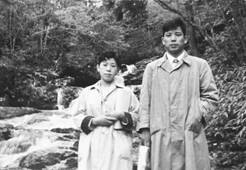 ポーズをとっている人たちの白黒写真

自動的に生成された説明