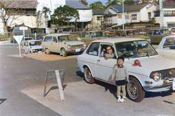 家の前に駐車した車

自動的に生成された説明