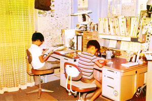 屋内, テーブル, 部屋, 小さい が含まれている画像

自動的に生成された説明