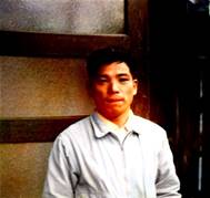 白いシャツを着た男性

自動的に生成された説明